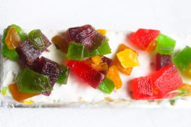 Şekerlenmiş meyve ile parlak pasta