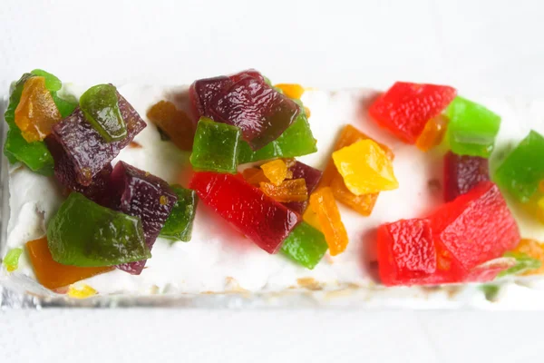 Şekerlenmiş meyve ile parlak pasta