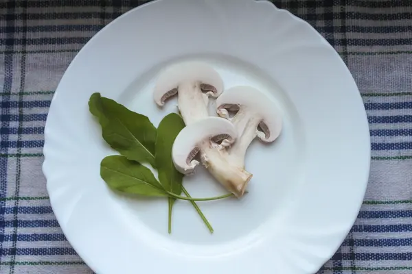 Champignon ve maydanoz bitki üzerinde beyaz arka plan kesme izole natürmort