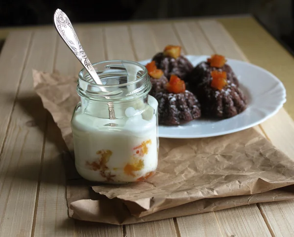 Ahşap masa nane ile çikolata cupcakes