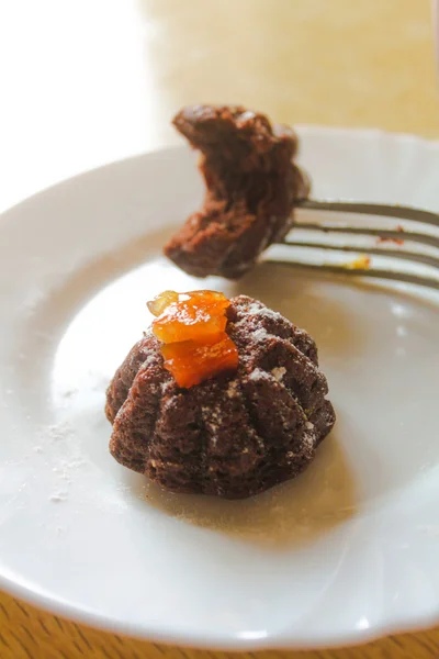 Ahşap masa nane ile çikolata cupcakes