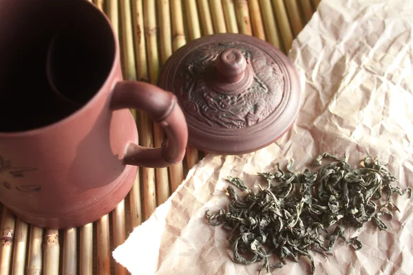 Té verde en taza de té de arcilla — Foto de Stock