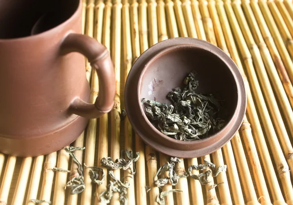 Groene thee in klei theekopje — Stockfoto