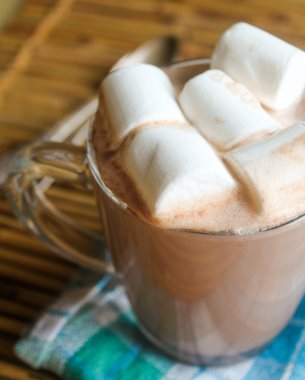 Kupa ile sıcak çikolata dolgulu