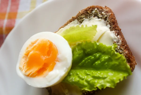 Œuf cuit avec pesto sur pain grillé pour le petit déjeuner — Photo