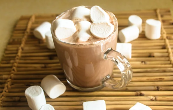 Becher gefüllt mit heißer Schokolade — Stockfoto