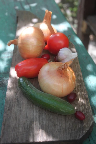 Verdure fresche e foglie di basilico isolate su fondo bianco — Foto Stock