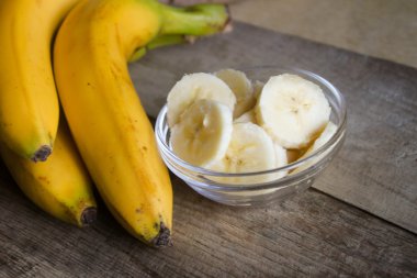 ahşap bir zemin üzerine sarı muz yalan demet