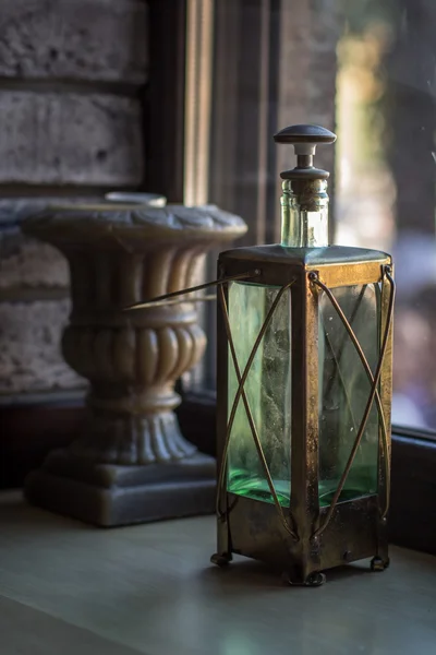 緑色のガラスでレトロなスタイルのランプ — ストック写真
