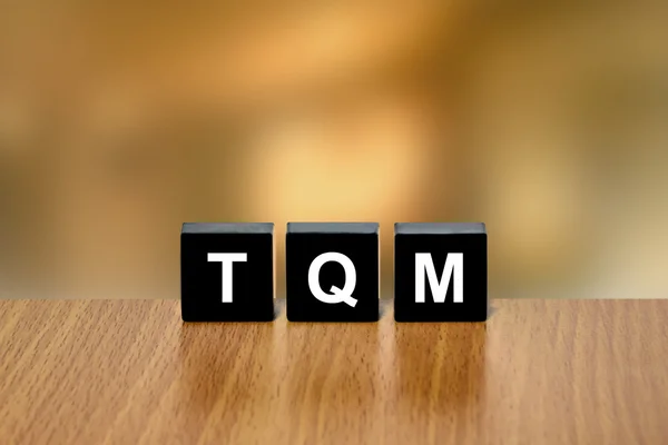 Gestión de calidad total o TQM en bloque negro — Foto de Stock