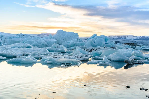 Veduta panoramica degli iceberg nella laguna del ghiacciaio, Islanda — Foto Stock