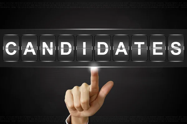 Zakelijke hand op kandidaten op Flipboard te klikken — Stockfoto