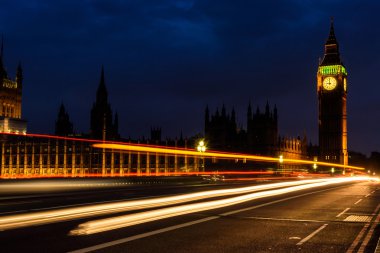 Big Ben Saat Kulesi, İngiltere'de geceleri hafif iz