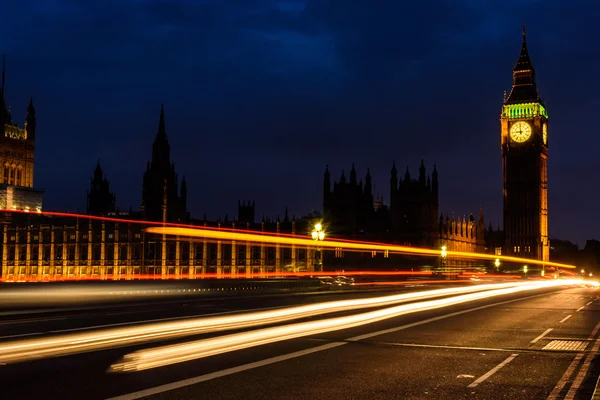 Sendero ligero en la noche en Big Ben Clock Tower, Reino Unido — Foto de Stock
