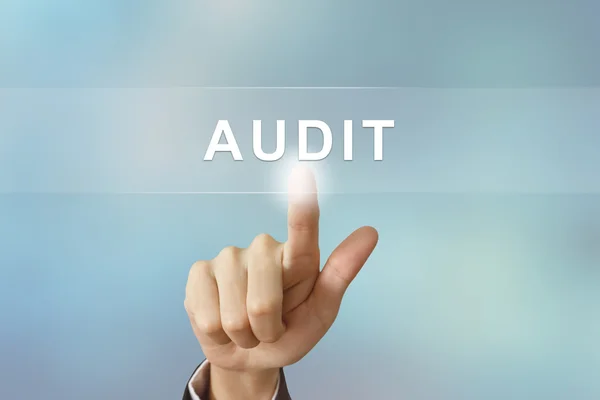 Business Hand auf Audit-Taste auf verschwommenem Hintergrund — Stockfoto