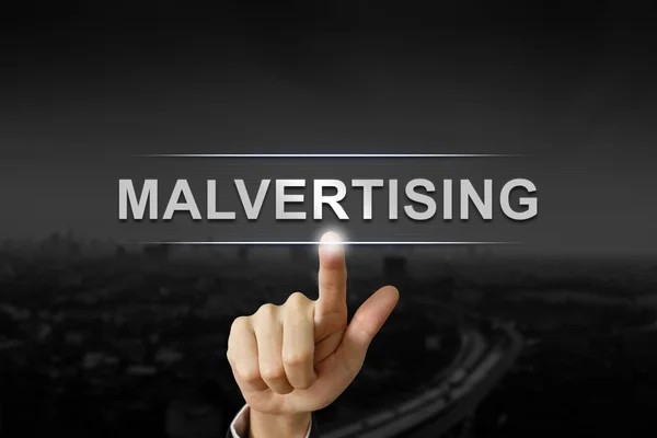 Main d'affaires appuyant sur le bouton malvertising — Photo