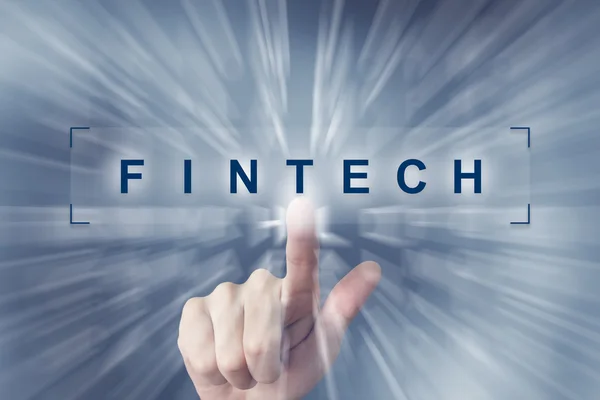 Mano cliccando sul pulsante fintech o tecnologia finanziaria — Foto Stock