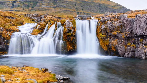 Cascada en la montaña Kirkjufell, Islandia, tono de verano caliente — Foto de Stock