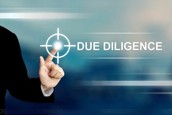 Zakelijke hand op due diligence knop op touchscreen te klikken — Stockfoto