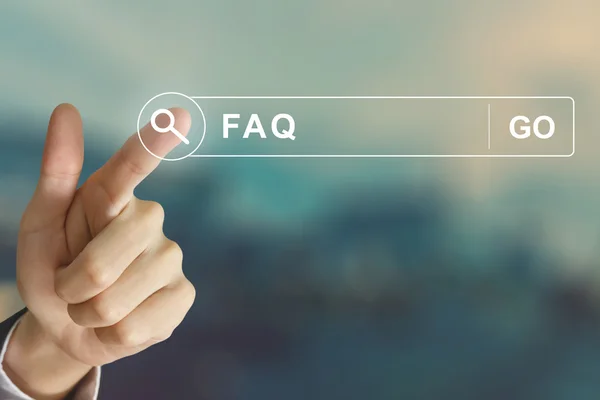 Negócio mão clicando FAQ ou Perguntas frequentes botão — Fotografia de Stock