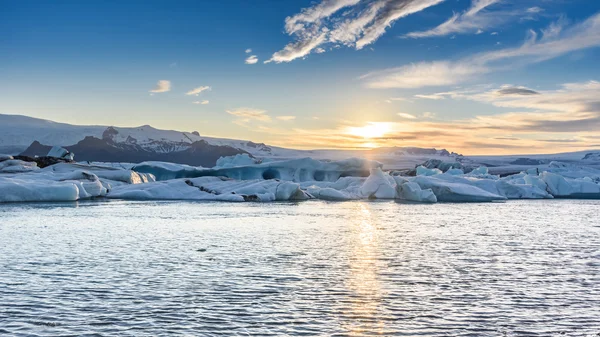Veduta panoramica degli iceberg nella laguna del ghiacciaio, Islanda — Foto Stock