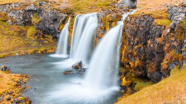 Cascada en la montaña Kirkjufell, Islandia — Foto de Stock