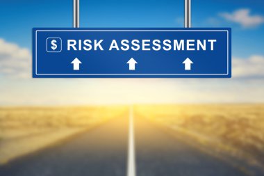 risk değerlendirmesi kelime mavi yol işaret üstünde