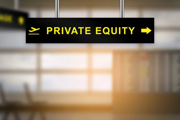 Private equity na placa de sinalização do aeroporto — Fotografia de Stock