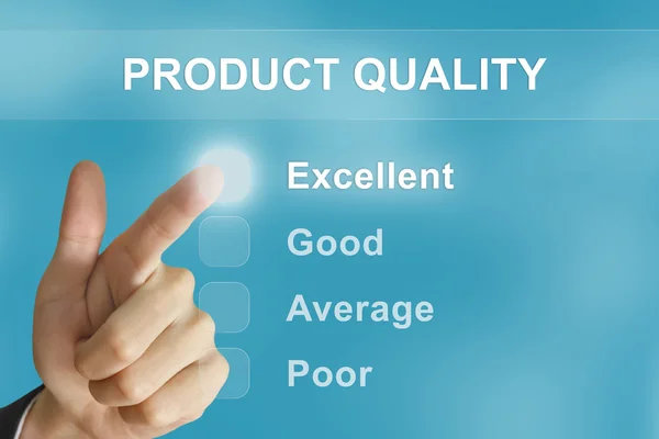 Negócio mão empurrando botão de qualidade do produto — Fotografia de Stock