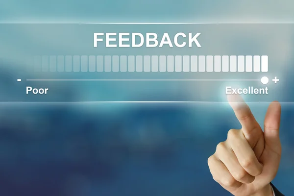 Mână de afaceri făcând clic pe feedback excelent pe ecranul virtual — Fotografie, imagine de stoc