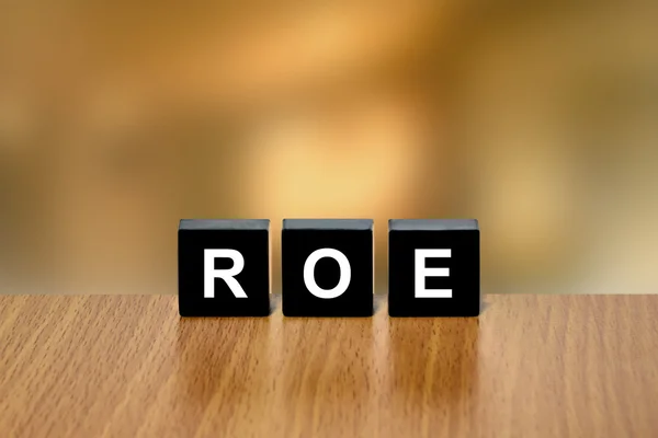 ROE or return on equity on black block — Stock Photo, Image