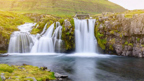 Cascada en la montaña Kirkjufell, Islandia — Foto de Stock