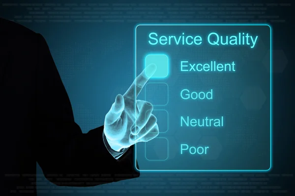 Business hand att klicka på tjänsternas kvalitet på pekskärm — Stockfoto