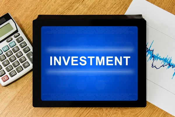 Finansiella investeringar ord om digital tablet — Stockfoto