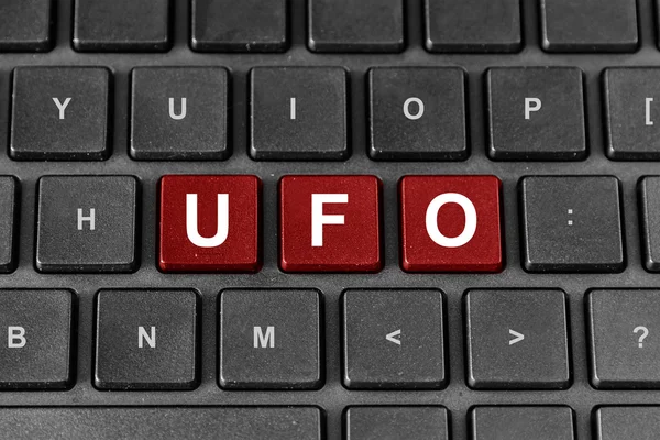 Słowo UFO albo niezidentyfikowany obiekt latający na klawiaturze — Zdjęcie stockowe