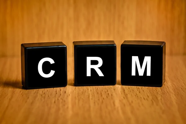 CRM або Клієнтські відносини управління словом на чорному блоці — стокове фото
