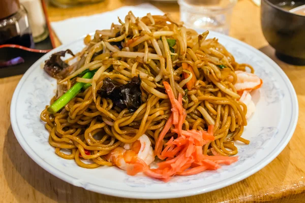 Смажена локшина, yakisoba — стокове фото