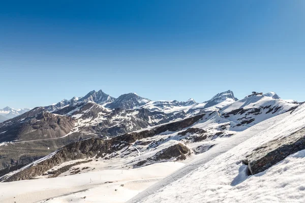 Bergskedjan landskap med blå himmel — Stockfoto