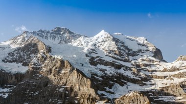Jungfrau İsviçre mavi gökyüzü ile dağ