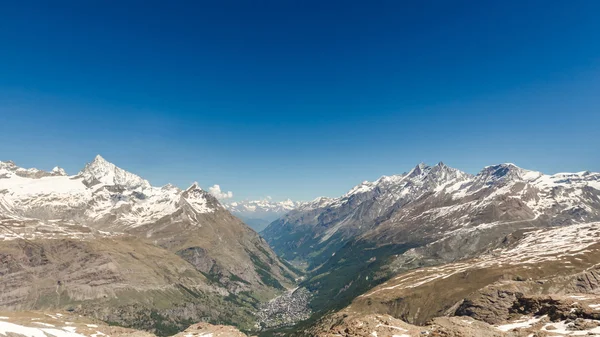 Snow Mountain Range Paisagem com céu azul na região dos Alpes, Zerm — Fotografia de Stock