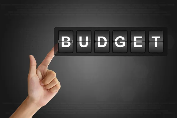 Main poussant le budget financier sur Flip Board — Photo