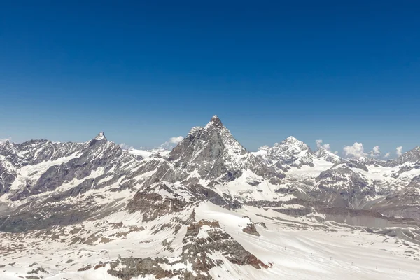 Hora Matterhorn s modrou oblohu, Zermatt, Švýcarsko — Stock fotografie