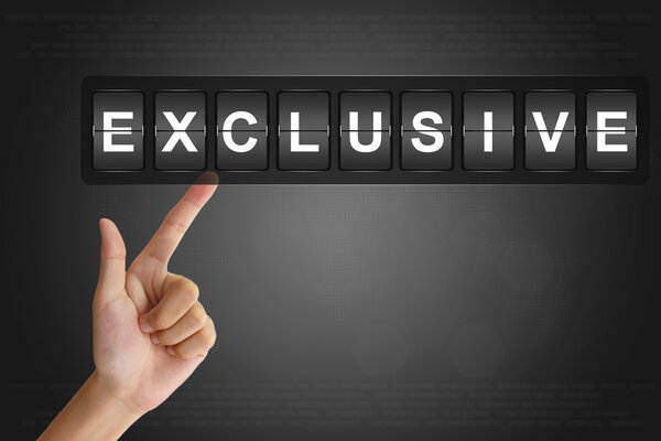 Рука об руку толкает эксклюзив на доске объявлений
