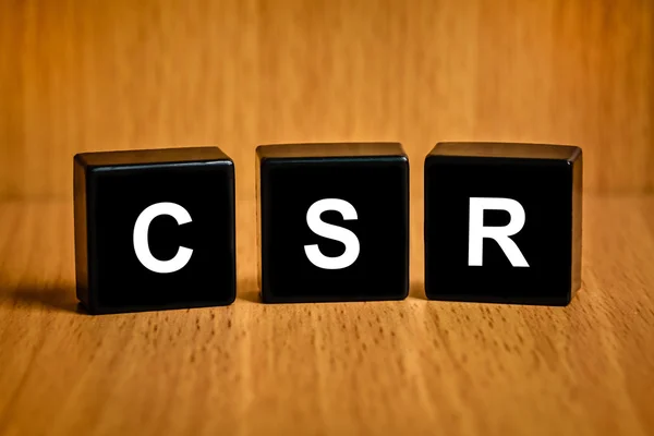 CSR або слово корпоративної соціальної відповідальності на чорному блоці — стокове фото