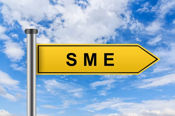 Señal de tráfico amarilla con pequeñas y medianas empresas o PYME —  Fotos de Stock