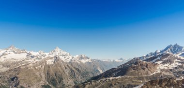 Alpler bölgesinde, Zermatt, mavi gökyüzü ile dağ manzara, 