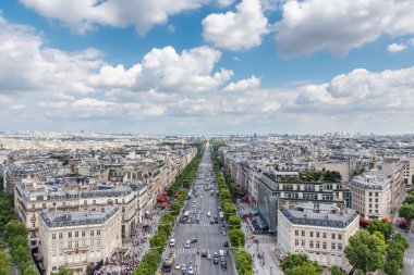 Champs Elysees caddesi görünümünden Arc de Triomphe, Paris, Fransa