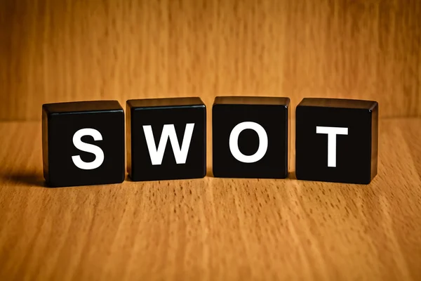 Palabra SWOT en bloque negro —  Fotos de Stock