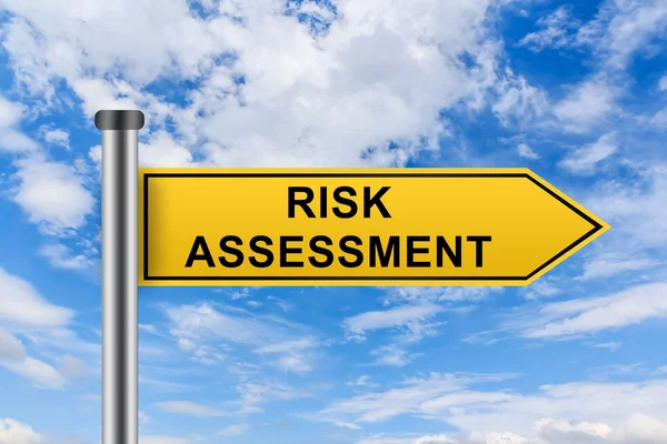 Sárga út jel-a kockázat értékelési szavakkal — Stock Fotó