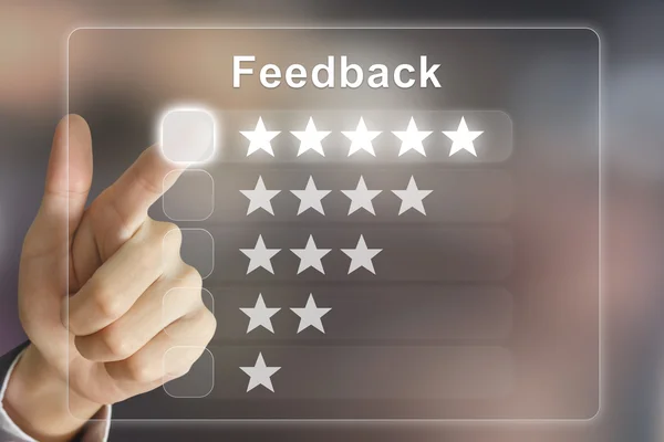 Mão de negócios empurrando feedback na tela virtual — Fotografia de Stock